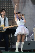 1人でコール＆レスポンスを完結させる小池美由。