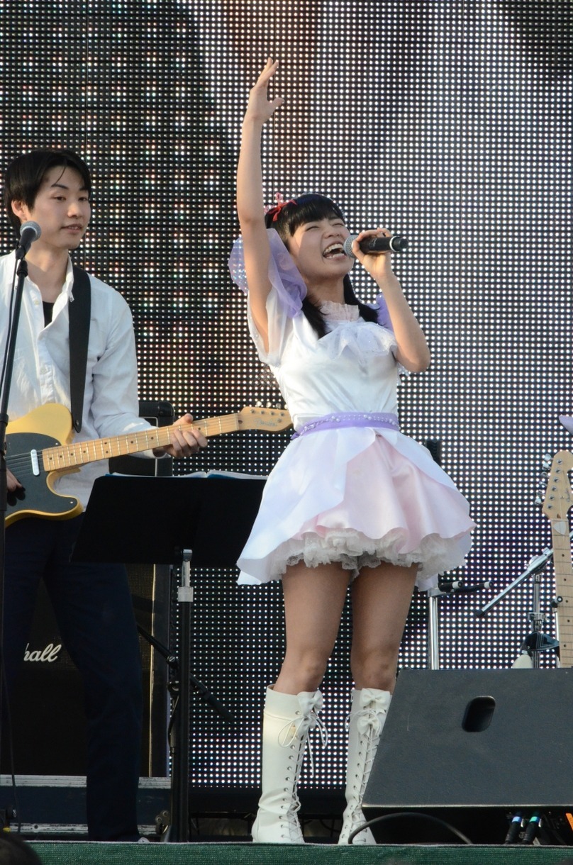 1人でコール＆レスポンスを完結させる小池美由。