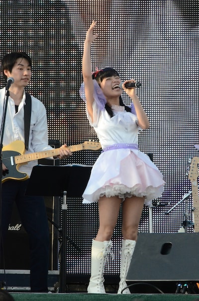 1人でコール＆レスポンスを完結させる小池美由。