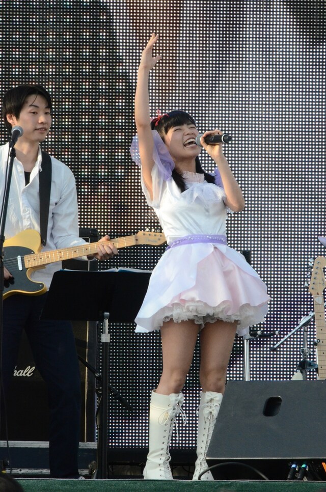 1人でコール＆レスポンスを完結させる小池美由。