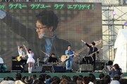 「マジ歌ミニライブ」の様子。