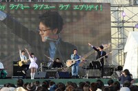 「マジ歌ミニライブ」の様子。