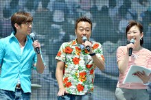 （左から）さまぁ～ずと狩野アナ。