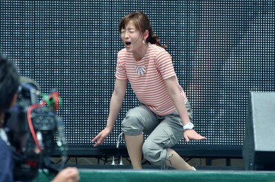 外国風のニワトリの鳴き声をマイクを使わずに披露する狩野アナ。