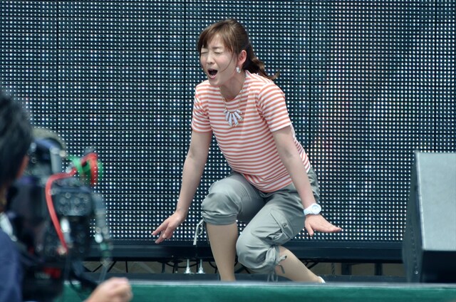 外国風のニワトリの鳴き声をマイクを使わずに披露する狩野アナ。