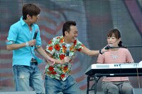 ピアノ弾き語りに挑む狩野アナ（右）と、さまぁ～ず。