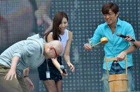 番組の名物キャラクターを交えたステージイベントの様子。