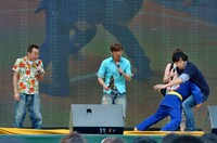 番組の名物キャラクターを交えたステージイベントの様子。