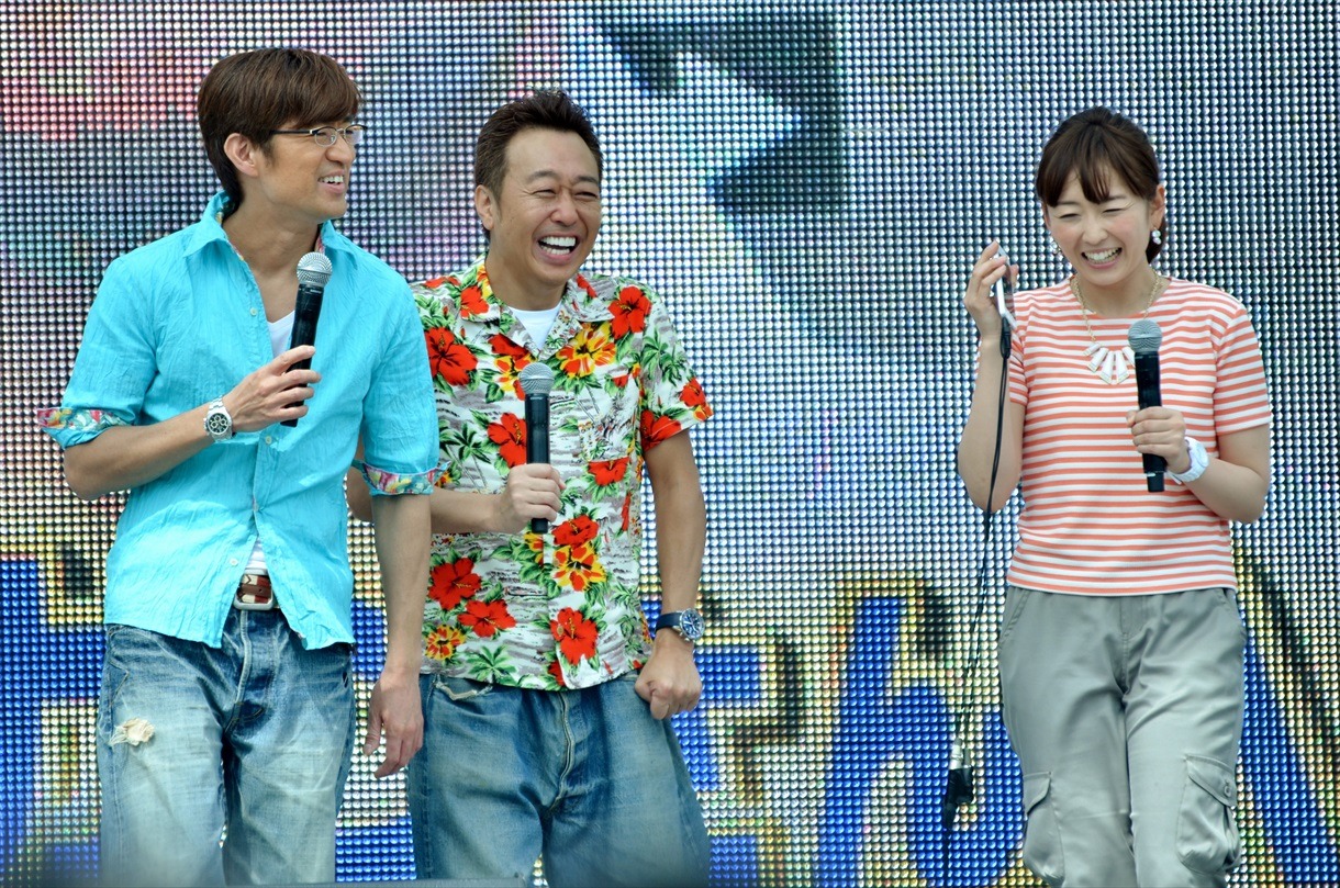 「開局50周年特別企画『テレビ東京フェスティバル』」で行われた「モヤモヤさまぁ～ず2」のステージイベントに出演するさまぁ～ず、狩野恵里テレビ東京アナウンサー（左から）。