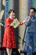 左から、松丸友紀アナウンサー、東京03・角田。