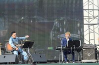 「スナックかくちゃん」のサポートを務めたピアニストの荒井伝太（右）。