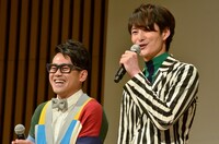 （左から）宮川大輔、岡田将生。