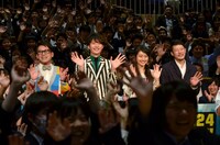 （中央左から）宮川大輔、岡田将生、忽那汐里、藤井道人監督。