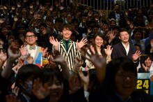 （中央左から）宮川大輔、岡田将生、忽那汐里、藤井道人監督。