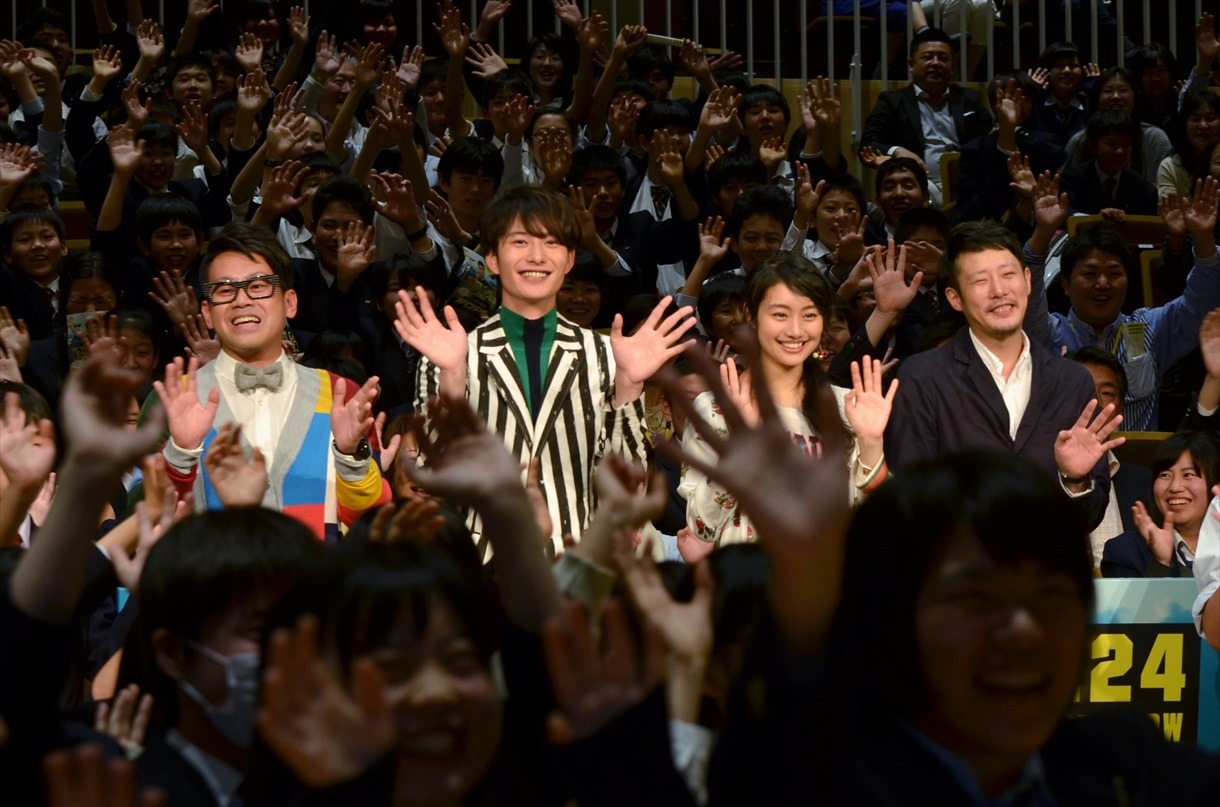 （中央左から）宮川大輔、岡田将生、忽那汐里、藤井道人監督。