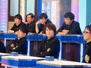 クイズ番組の収録とは思えない表情の芸人たち。