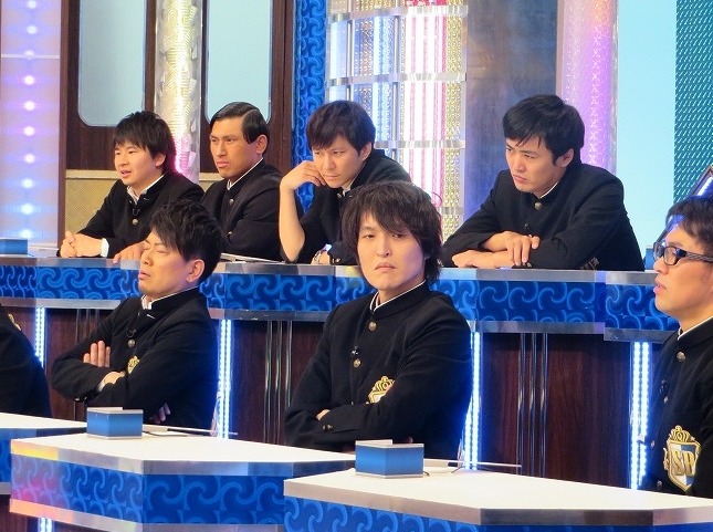 クイズ番組の収録とは思えない表情の芸人たち。