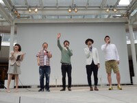 トークショーの一場面。