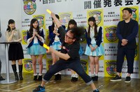 “オタ芸”を披露するトレンディエンジェル須藤（中央）。