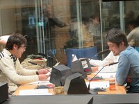 「お酒を飲みながら聴いています」というリスナーに「お酒とクズは会うからね」と同感するスパローズ。