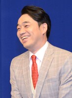 「ザ・データマン」MCのバナナマン設楽。