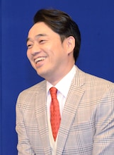 「ザ・データマン」MCのバナナマン設楽。