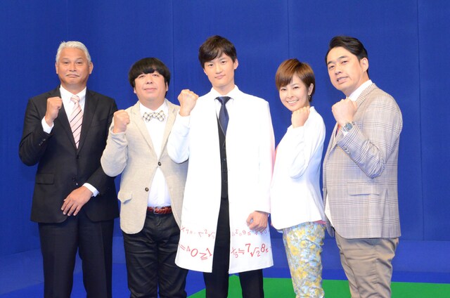 「ザ・データマン」の取材会に出席した小島伸幸、バナナマン日村、安岡直、竹中三佳、バナナマン設楽（左から）。