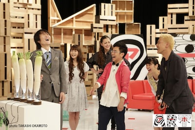 「アーホ！」な作品を鑑賞する千原ジュニア（左）、ロンドンブーツ1号2号・田村亮（右）。