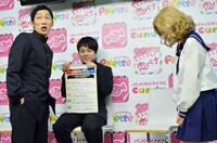 水沢アリー（右）に告白してみせる石田（左）。