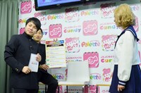 水沢アリー（右）に告白してみせる井上（左）。