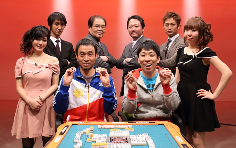 「MONDO式 麻雀」に出演するペナルティ・ワッキー(中央左)、パンクブーブー佐藤(中央右)ら。