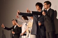 矢口史靖監督（右端）の掛け声でキャストがポーズを揃えた場面。