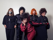 ダークネスことマキタスポーツ率いるビジュアル系バンド・Fly or Die。