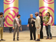 市長から記念品の贈呈。