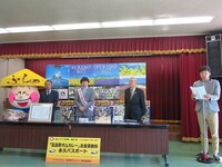 就任式後会見の様子。