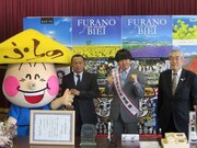 「雨上がり決死隊・蛍原徹 ふらの観光大使就任式」後の会見の様子。