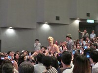 会場を練り歩く蛍原。途中で五郎さんの帽子をプレゼントされていた。