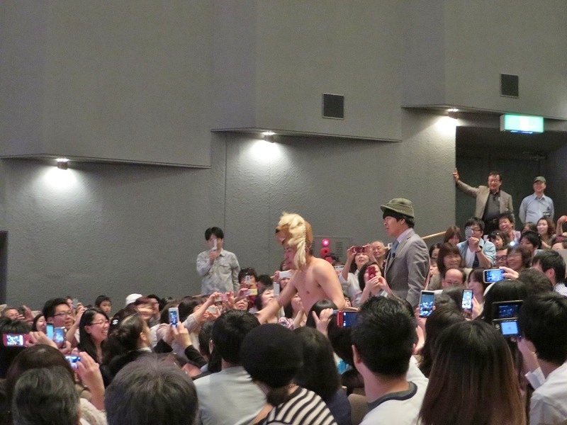 会場を練り歩く蛍原。途中で五郎さんの帽子をプレゼントされていた。