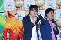 くす玉の一部が側頭部に直撃した村本（中央）。