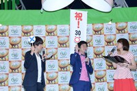 「ダイハツ オーヴォ」の来場者30万人突破記念セレモニーの様子。