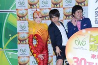 隣のキャストと同じポーズをとるウーマンラッシュアワー村本（中央）。