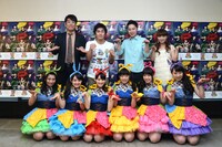 控え室での記念撮影。後列左から古坂大魔王、平成ノブシコブシ徳井、はんにゃ金田、保田圭。前列はチームしゃちほこ。