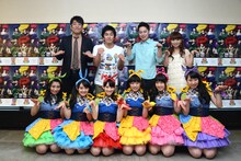 控え室での記念撮影。後列左から古坂大魔王、平成ノブシコブシ徳井、はんにゃ金田、保田圭。前列はチームしゃちほこ。