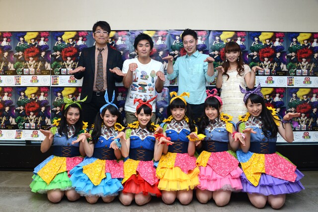 控え室での記念撮影。後列左から古坂大魔王、平成ノブシコブシ徳井、はんにゃ金田、保田圭。前列はチームしゃちほこ。