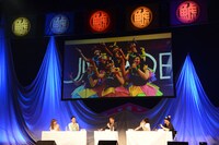 控え室で「アナと雪の女王」の主題歌「Let It Go」をうろ覚えで歌うチームしゃちほこがスクリーンに。