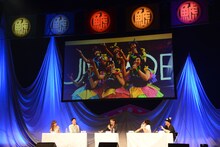 控え室で「アナと雪の女王」の主題歌「Let It Go」をうろ覚えで歌うチームしゃちほこがスクリーンに。