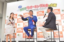 「第4回『WCSウオーキング大会in大阪』」にて開催されたトークショーに出演する間寛平（中央）。