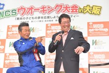 （左から）間寛平、梅田淳。