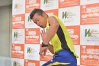 砲丸投げのポーズを取る間寛平。