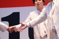 結果を受け、握手を交わすグランジ。